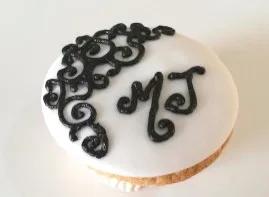 Black’nWhite fondant cupcake