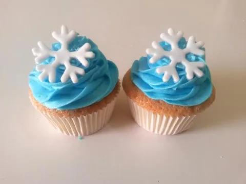 Snowflake Twirl Cupcakes